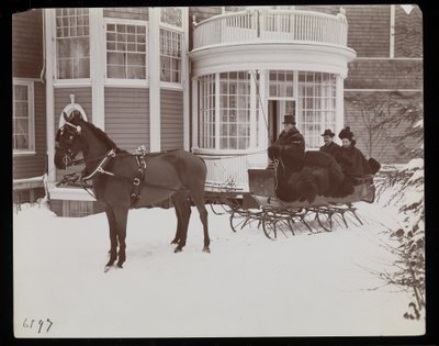 Ein Pferdeschlitten vor der Westmoreland Davis Residenz in Tuxedo Park, New York, 1899 von Byron Company